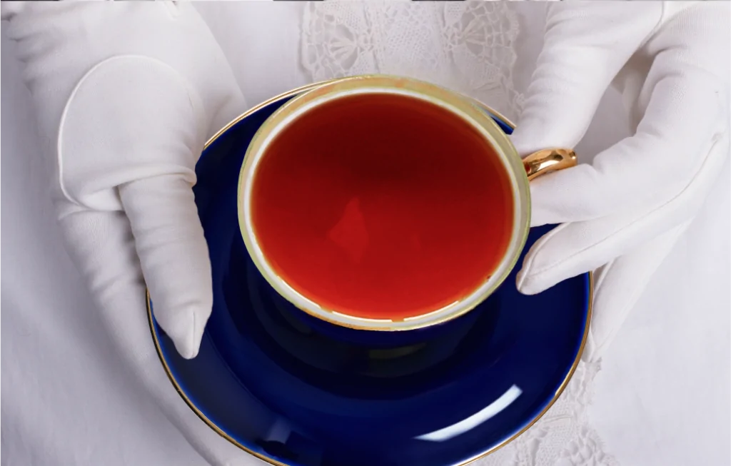 Чашка ароматного английского чая в женских руках