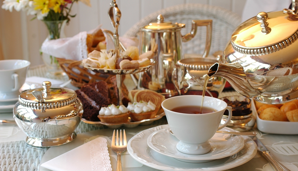 Бейнежазбада жалаңаш әйелдер канкан билеп жатыр.